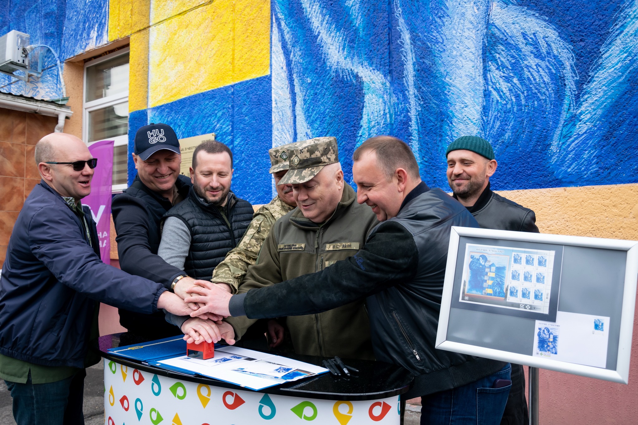 Новини Хмельницького - фото з У Хмельницькому зʼявився мурал, присвячений прикордонникам На зображенні може бути: 3 людини та текст