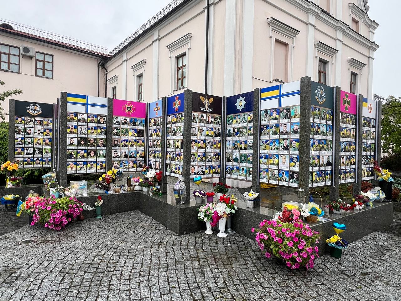 Новини Вінниці - фото з На Стіні пам'яті 860 імен загиблих на війні вінничан. Меморіал простягається тепер з обидвох сторін площі