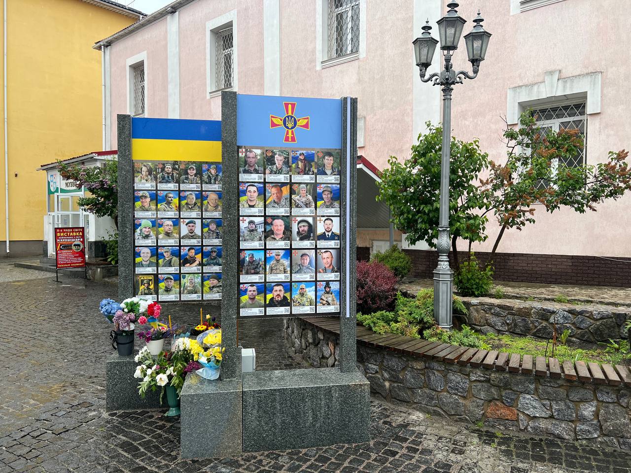 Новини Вінниці - фото з На Стіні пам'яті 860 імен загиблих на війні вінничан. Меморіал простягається тепер з обидвох сторін площі