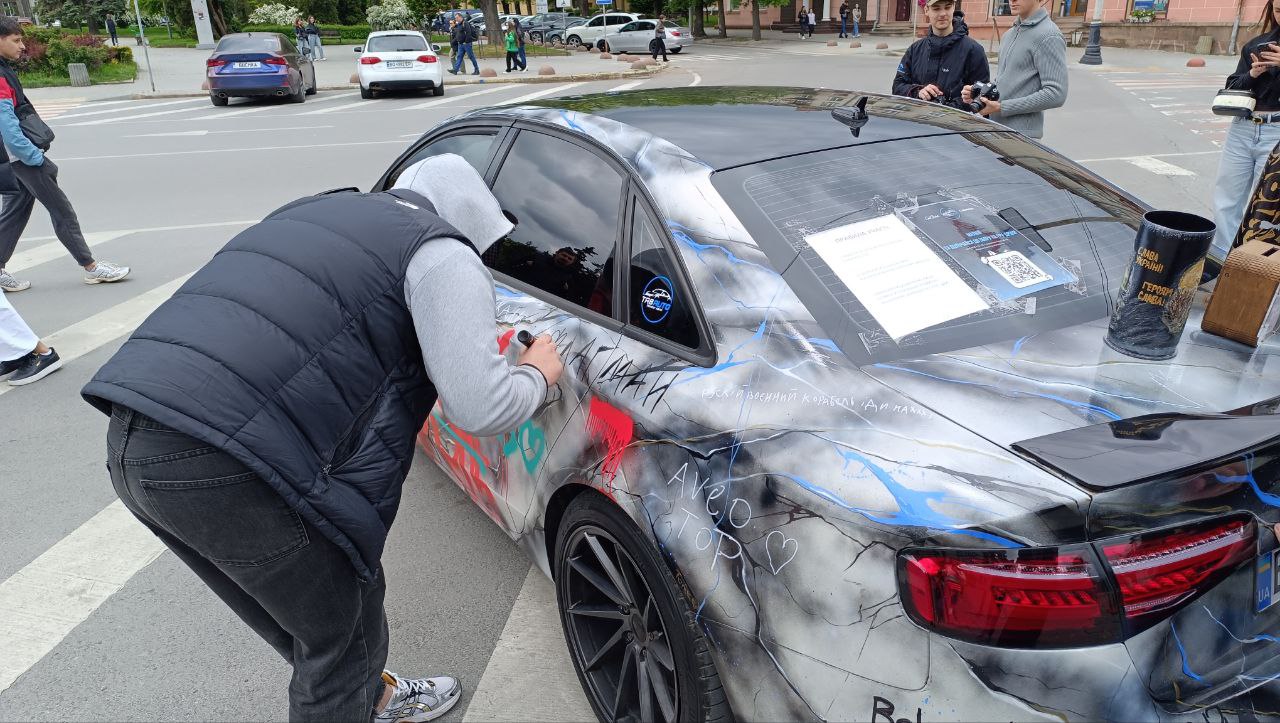 Новини Тернополя - фото з Тернополяни розмалювали автівку за донат