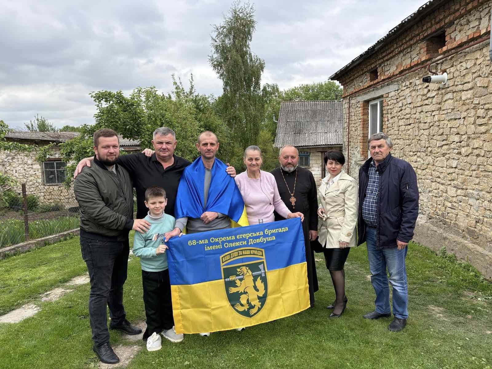 Новини Тернополя - фото з Дякуємо за мужність: у рідне село повернувся Дмитро Дерлиця, який був у полоні понад два роки