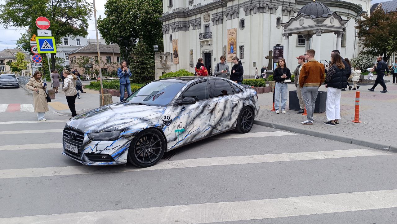 Новини Тернополя - фото з Тернополяни розмалювали автівку за донат