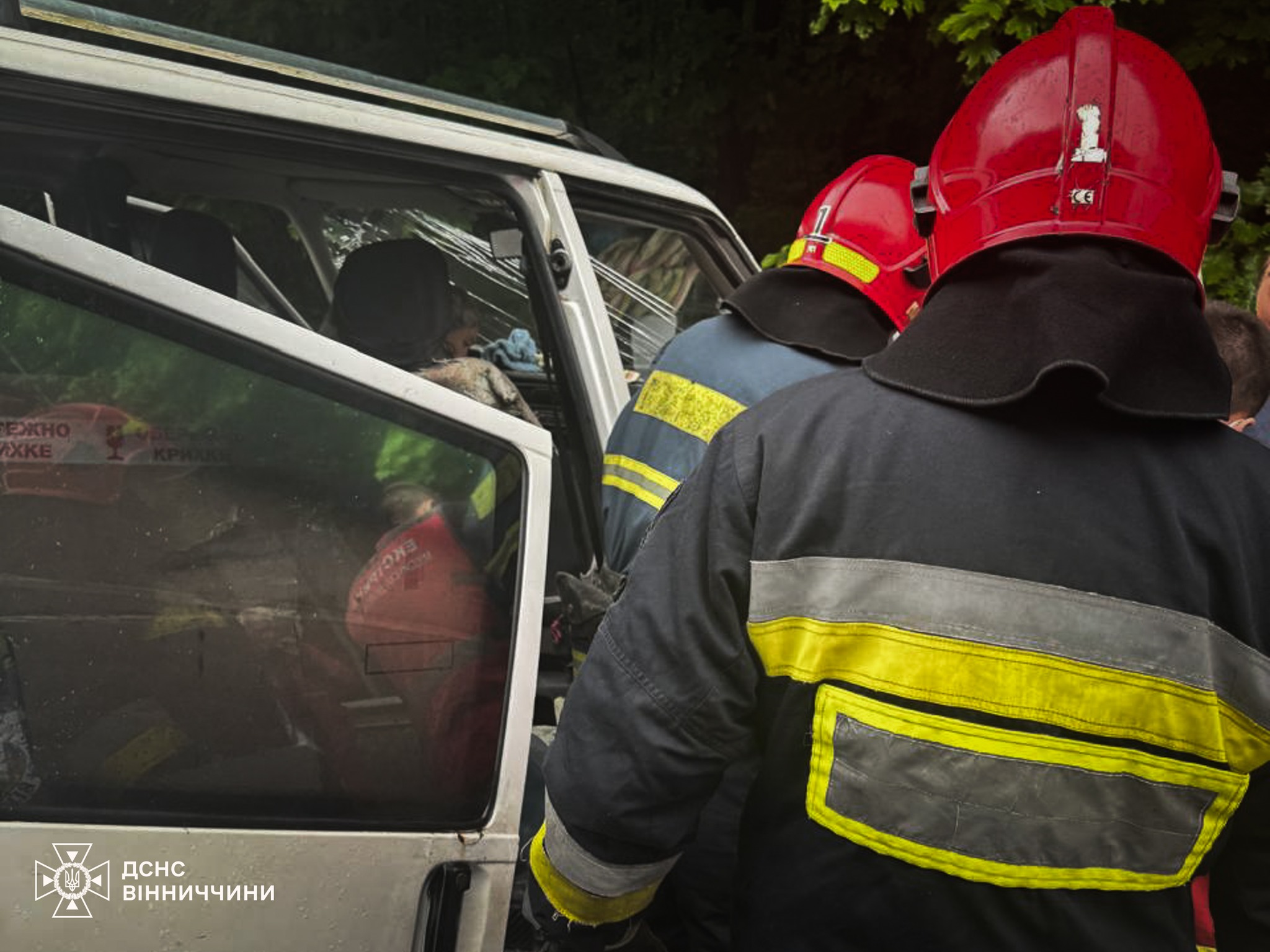 Новини Вінниці - фото з У Вінниці зіткнулися дві автівки. В одному з легковиків заблокувало 71-річного водія