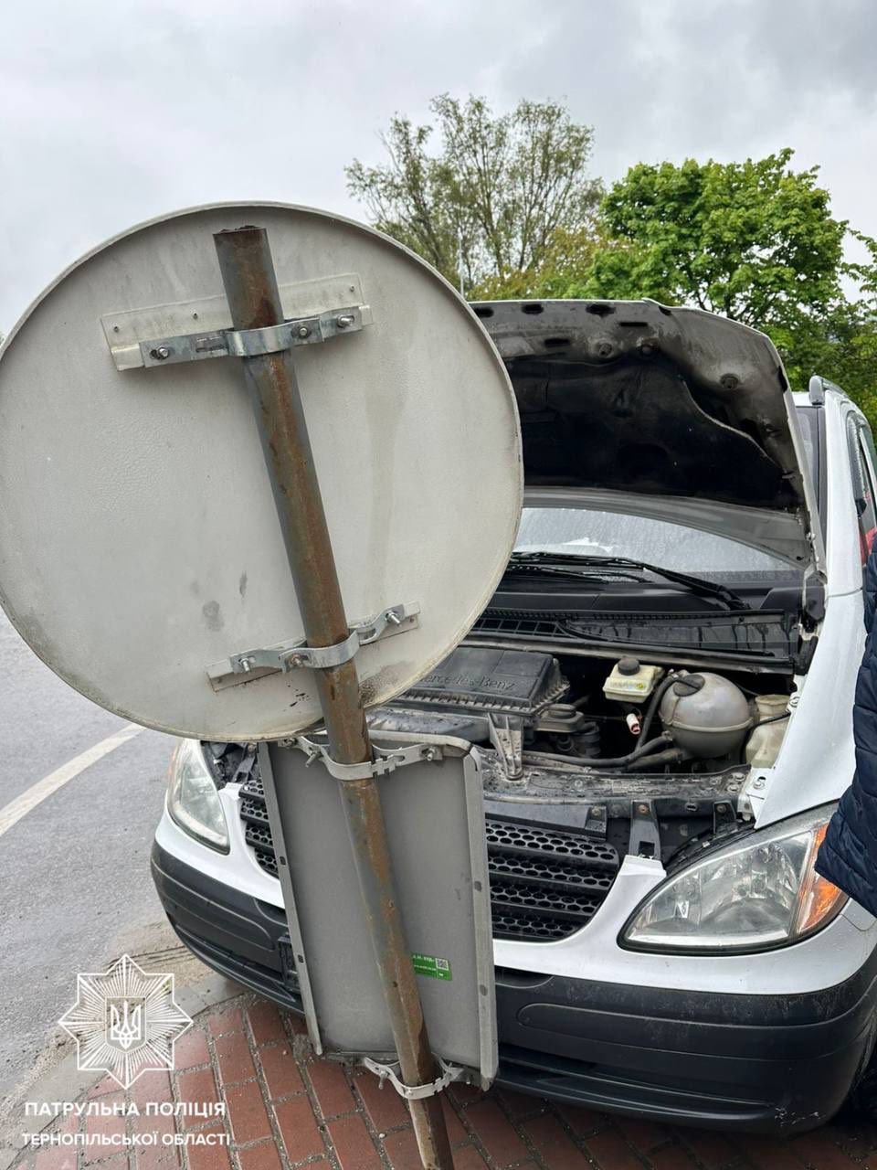 Новини Тернополя - фото з На перехресті Карпенка — Будного Mercedes влетів в дорожний знак На зображенні може бути: текст «ПАТРУЛЬНА ПАТРУ ПАТРУЛЬНАПОЛИЦИЯ УЛЬНА ПОЛИИЯ терНопиЛЬсЬКОЙ ОБ/ ОБЛАСТ!»