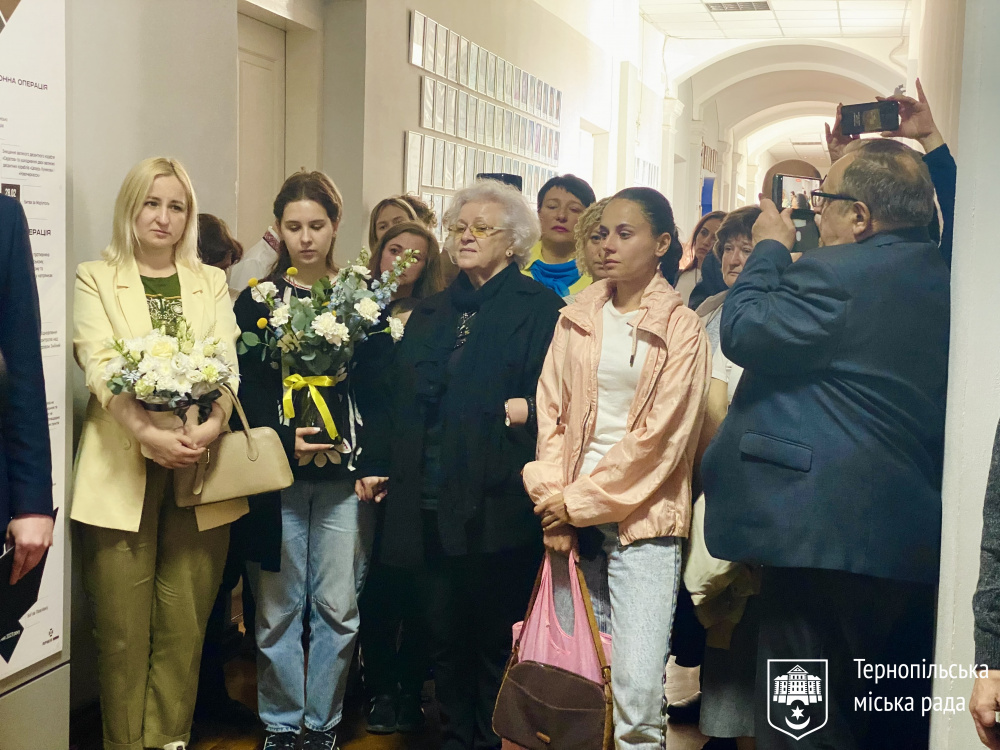 Новини Тернополя - фото з В «Українській гімназії» відкрили стелу Героям України: викарбувано 18 імен