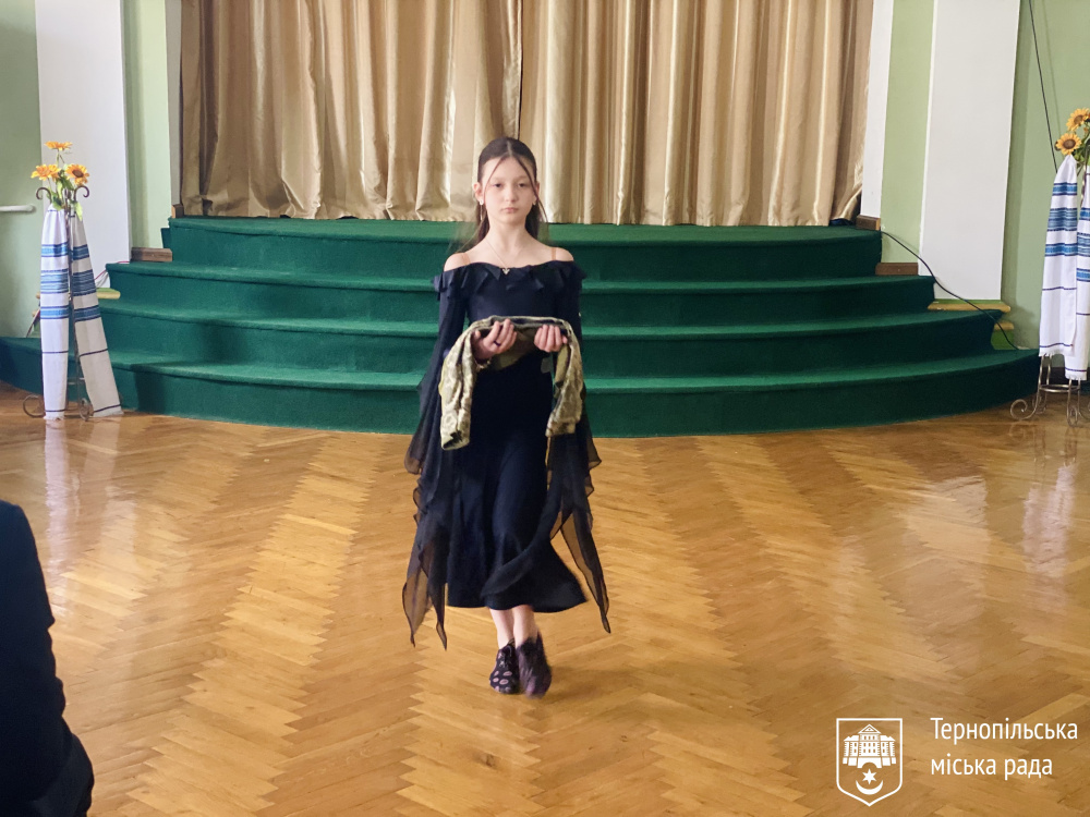 Новини Тернополя - фото з В «Українській гімназії» відкрили стелу Героям України: викарбувано 18 імен