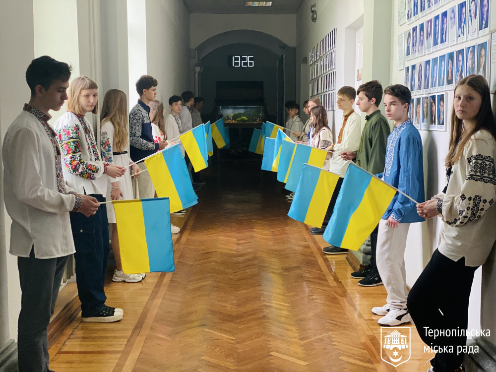 Новини Тернополя - фото з В «Українській гімназії» відкрили стелу Героям України: викарбувано 18 імен