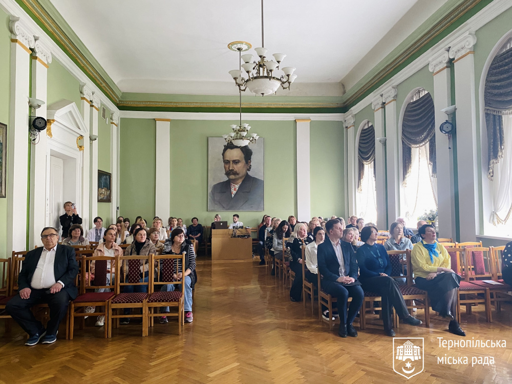 Новини Тернополя - фото з В «Українській гімназії» відкрили стелу Героям України: викарбувано 18 імен