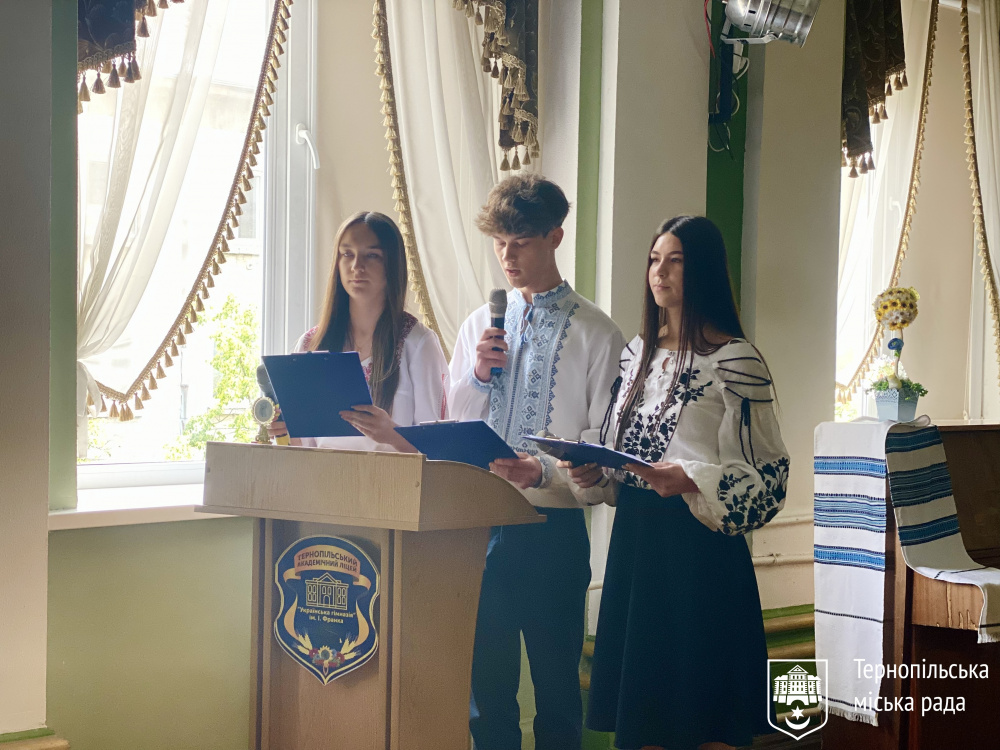 Новини Тернополя - фото з В «Українській гімназії» відкрили стелу Героям України: викарбувано 18 імен