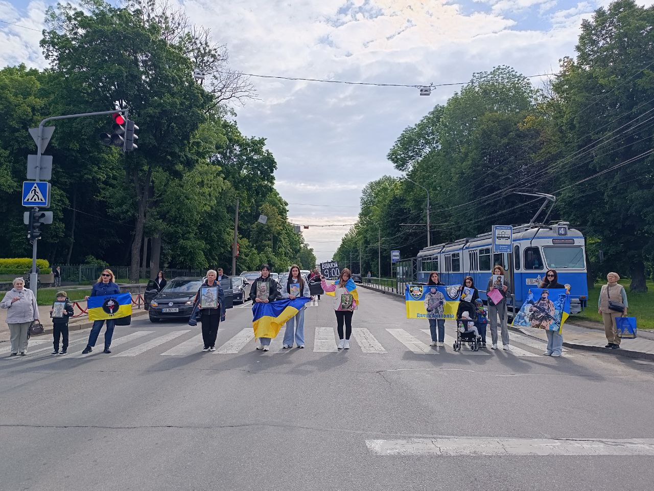 Новини Вінниці - фото з «Хвилина мовчання — це про конкретні обличчя й імена». У Вінниці провели акцію пам’яті до Дня Героїв