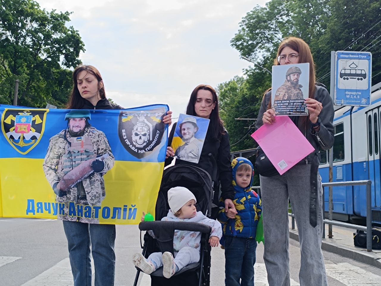 Новини Вінниці - фото з «Хвилина мовчання — це про конкретні обличчя й імена». У Вінниці провели акцію пам’яті до Дня Героїв