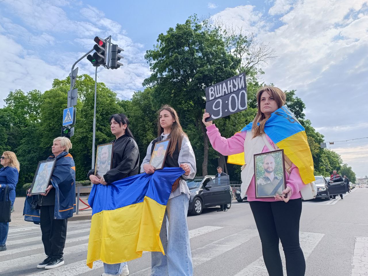 Новини Вінниці - фото з «Хвилина мовчання — це про конкретні обличчя й імена». У Вінниці провели акцію пам’яті до Дня Героїв