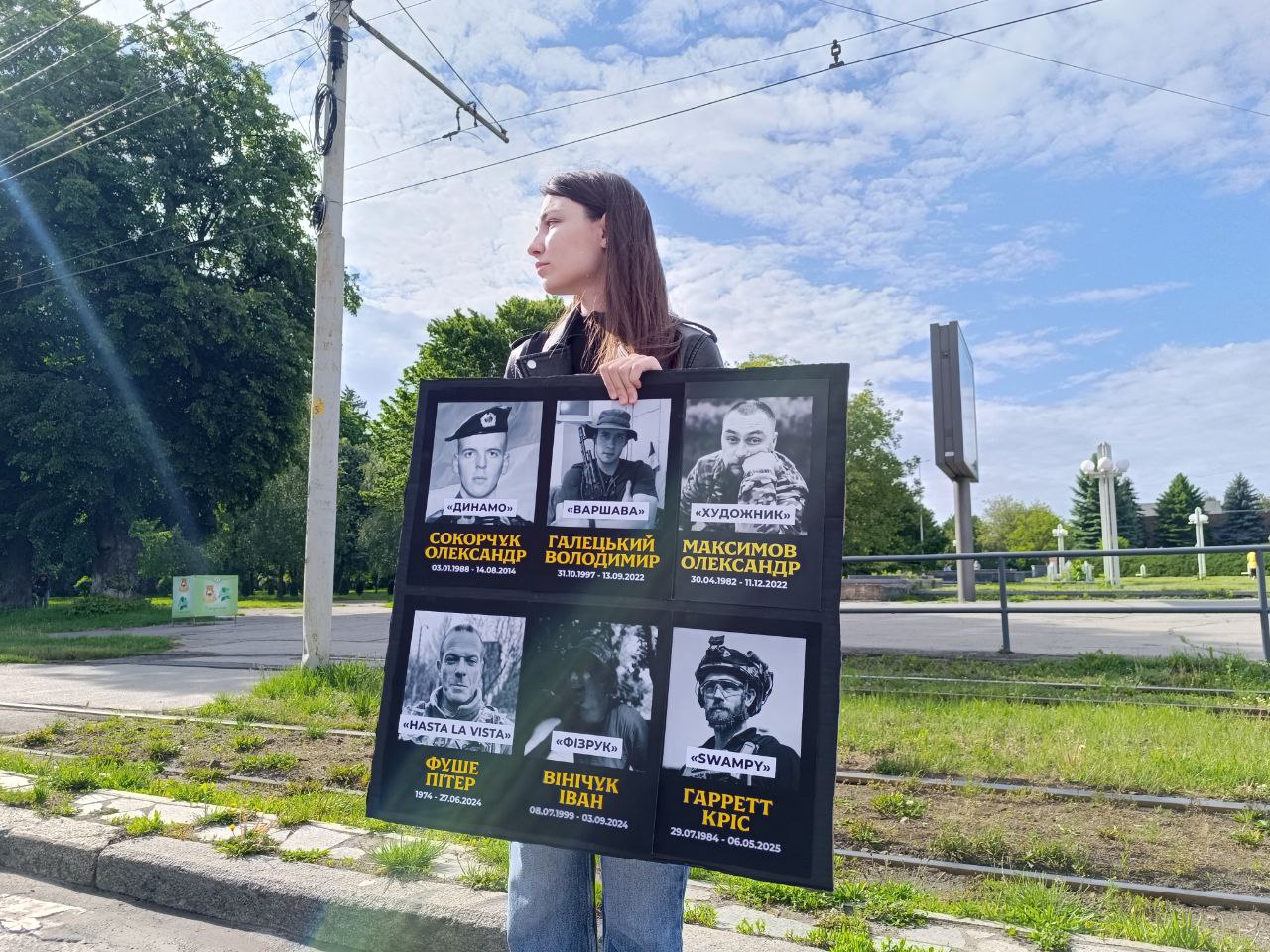 Новини Вінниці - фото з «Хвилина мовчання — це про конкретні обличчя й імена». У Вінниці провели акцію пам’яті до Дня Героїв