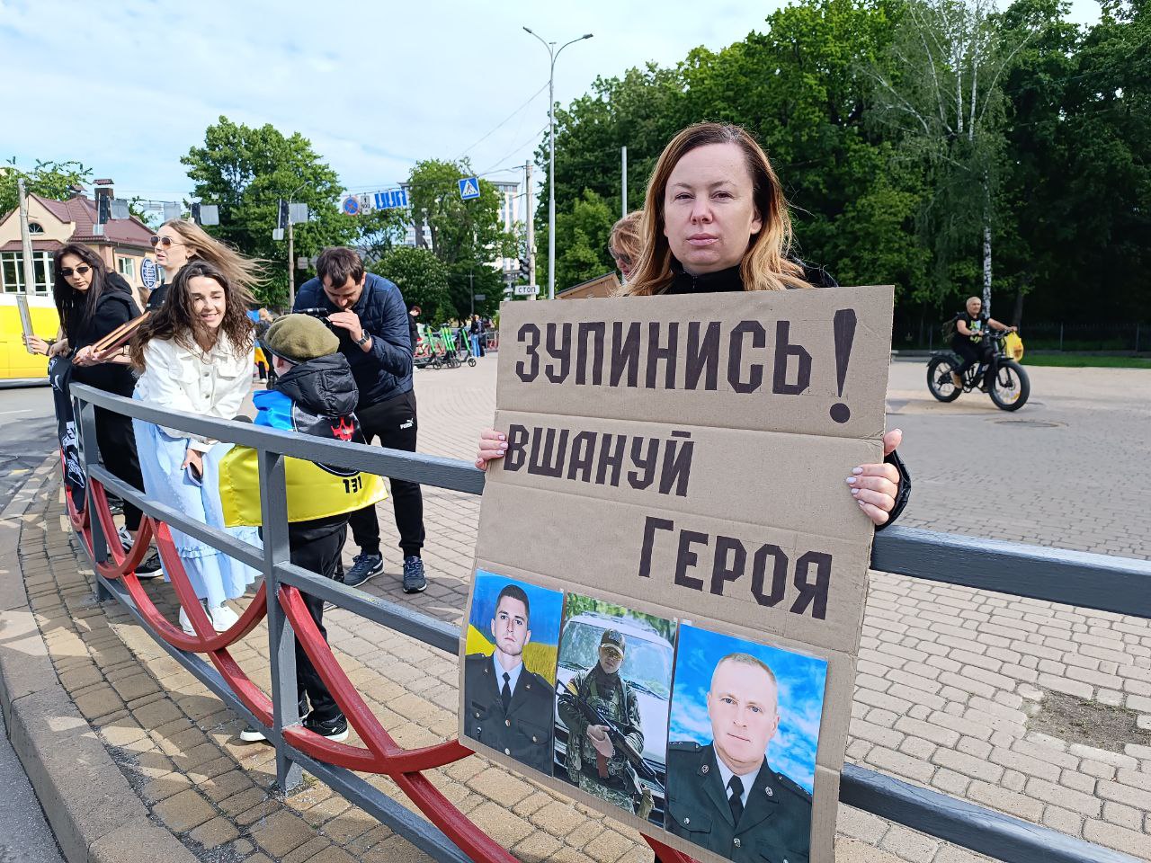 Новини Вінниці - фото з «Хвилина мовчання — це про конкретні обличчя й імена». У Вінниці провели акцію пам’яті до Дня Героїв