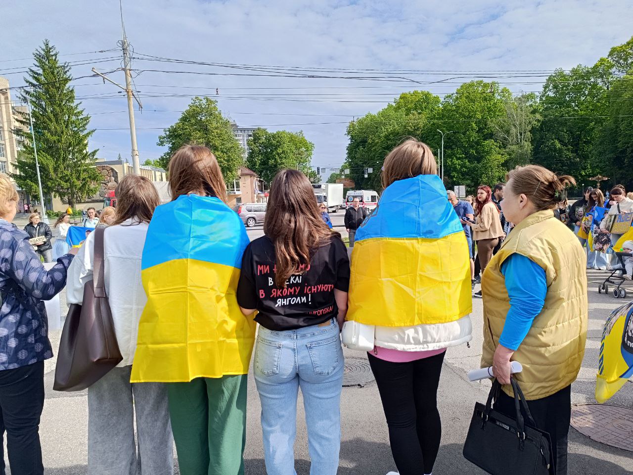 Новини Вінниці - фото з «Хвилина мовчання — це про конкретні обличчя й імена». У Вінниці провели акцію пам’яті до Дня Героїв