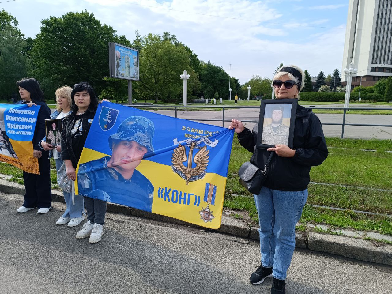 Новини Вінниці - фото з «Хвилина мовчання — це про конкретні обличчя й імена». У Вінниці провели акцію пам’яті до Дня Героїв