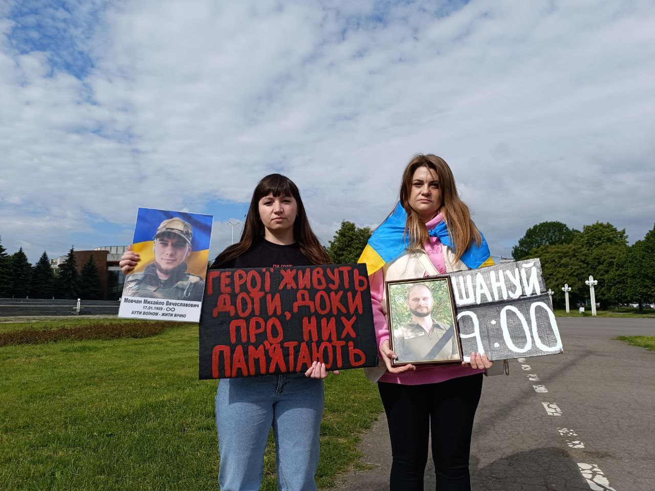 Новини Вінниці - фото з «Хвилина мовчання — це про конкретні обличчя й імена». У Вінниці провели акцію пам’яті до Дня Героїв