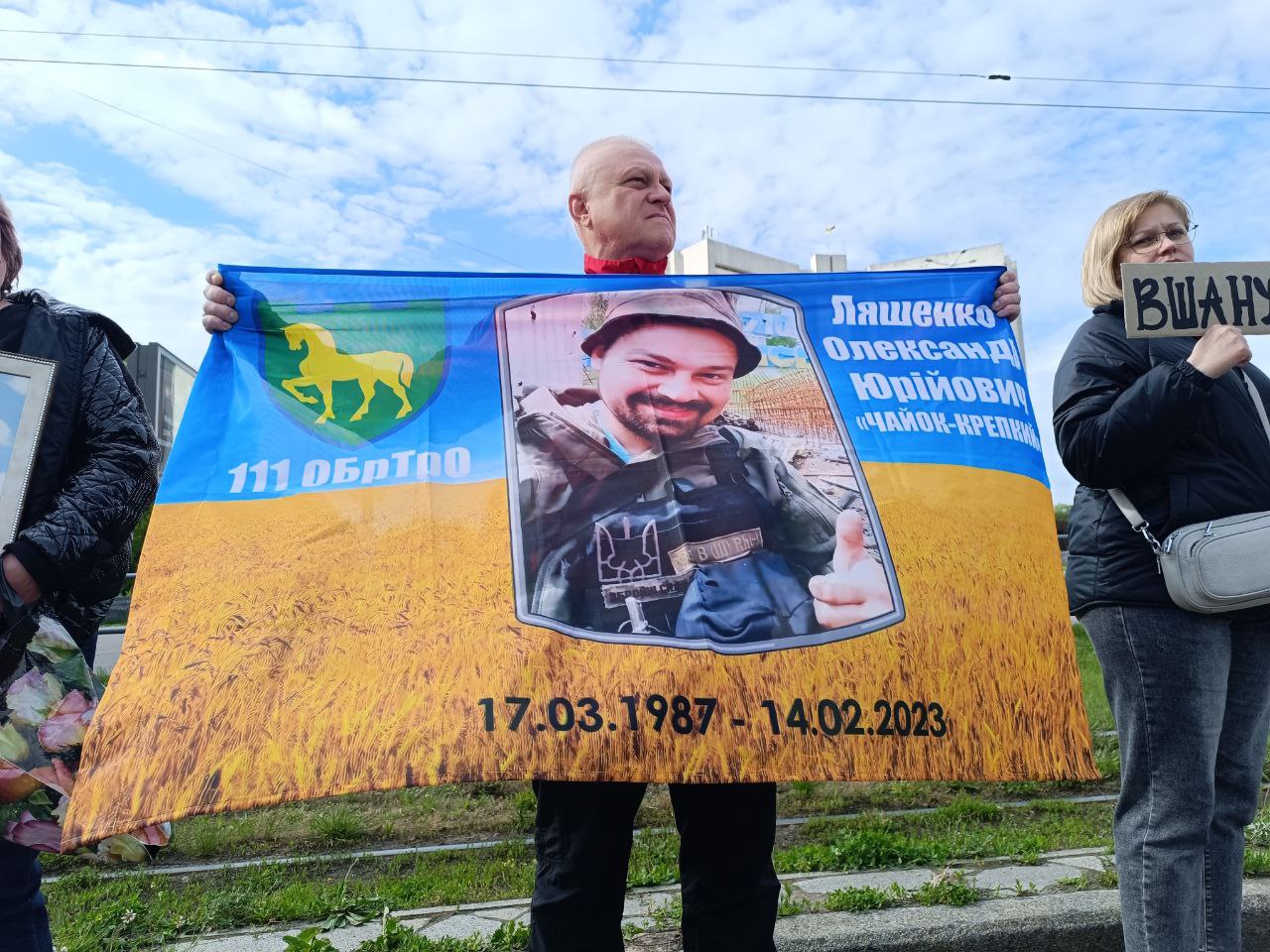 Новини Вінниці - фото з «Хвилина мовчання — це про конкретні обличчя й імена». У Вінниці провели акцію пам’яті до Дня Героїв