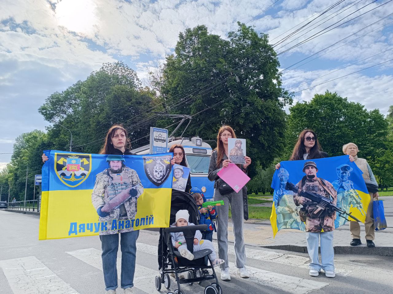 Новини Вінниці - фото з «Хвилина мовчання — це про конкретні обличчя й імена». У Вінниці провели акцію пам’яті до Дня Героїв