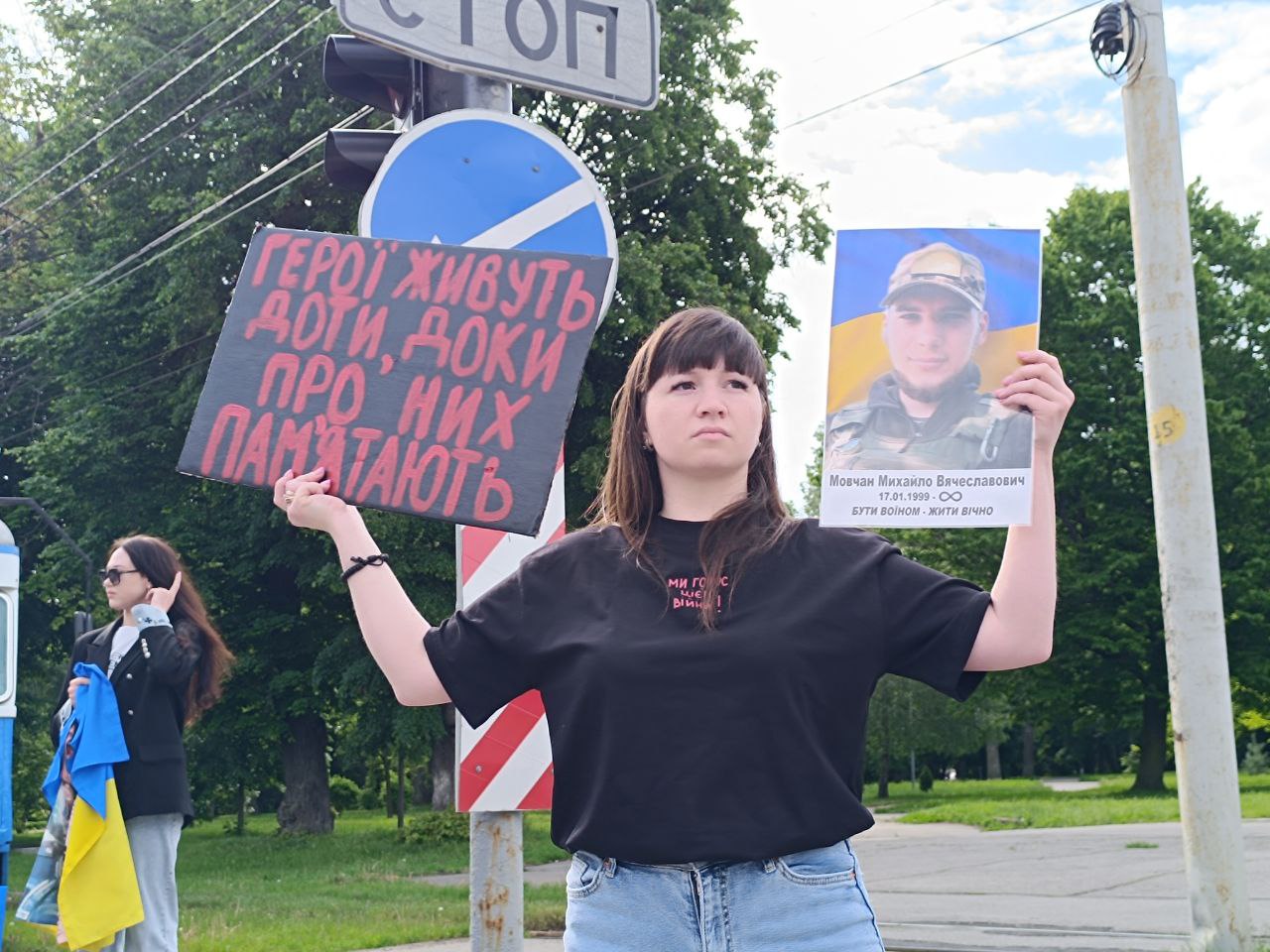 Новини Вінниці - фото з «Хвилина мовчання — це про конкретні обличчя й імена». У Вінниці провели акцію пам’яті до Дня Героїв