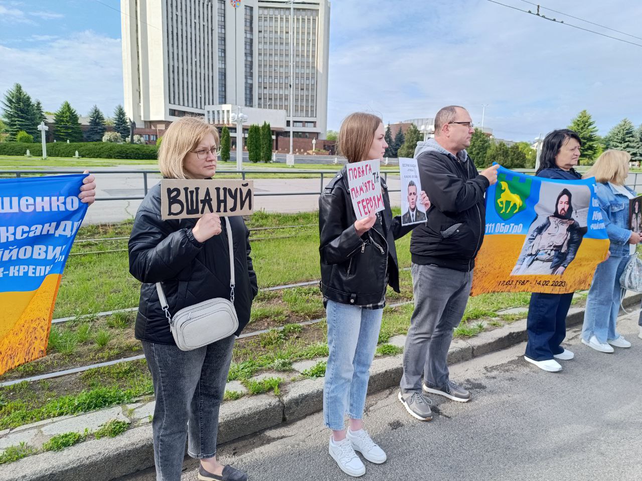 Новини Вінниці - фото з «Хвилина мовчання — це про конкретні обличчя й імена». У Вінниці провели акцію пам’яті до Дня Героїв