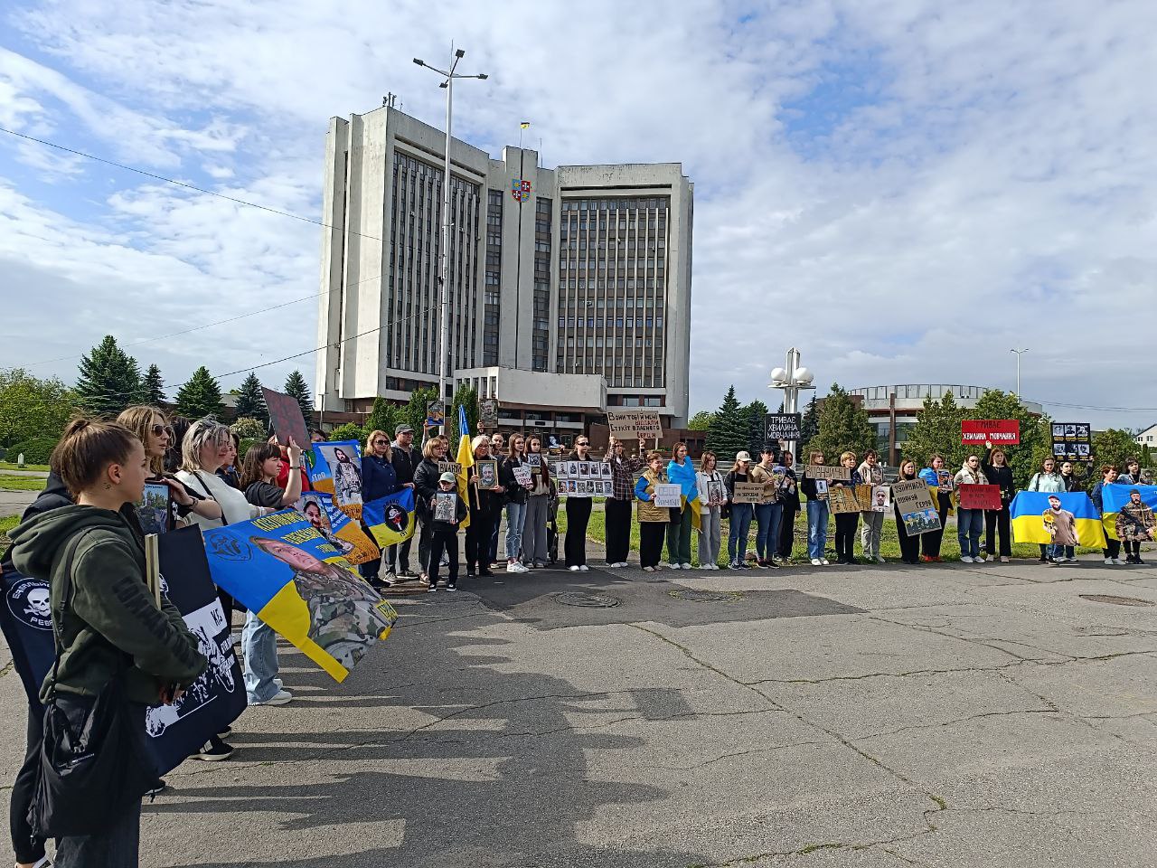 Новини Вінниці - фото з «Хвилина мовчання — це про конкретні обличчя й імена». У Вінниці провели акцію пам’яті до Дня Героїв