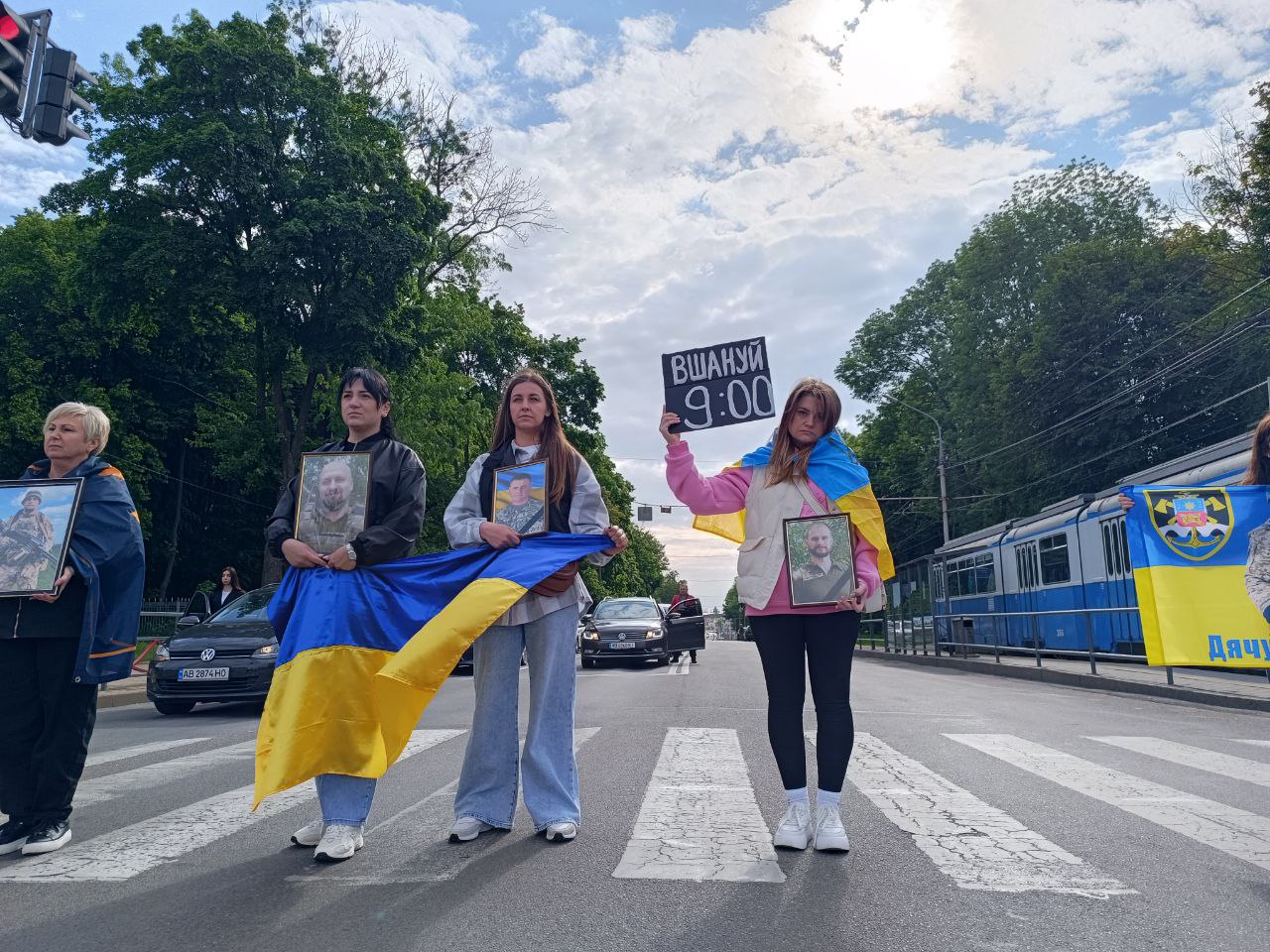 Новини Вінниці - фото з «Хвилина мовчання — це про конкретні обличчя й імена». У Вінниці провели акцію пам’яті до Дня Героїв