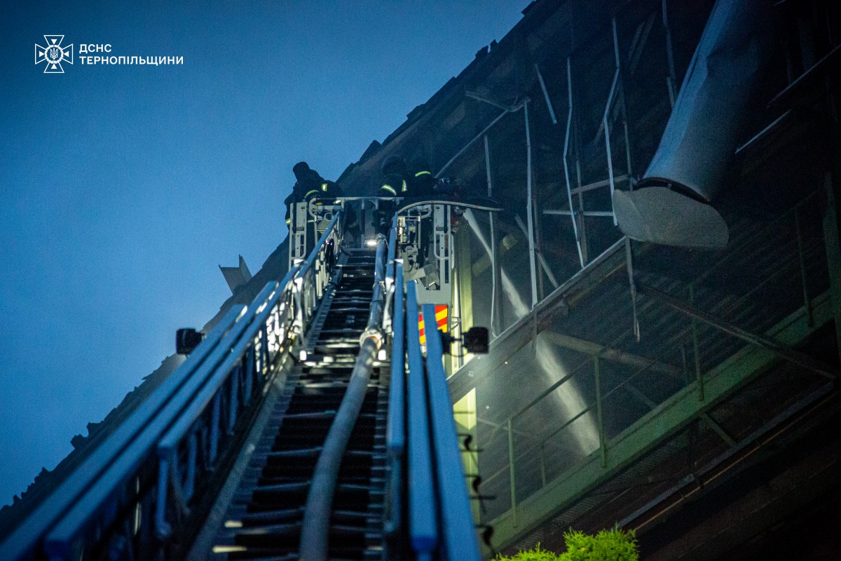 Новини Тернополя - фото з Рятувальники показали кадри з ліквідації наслідків нічної атаки (ВІДЕО)