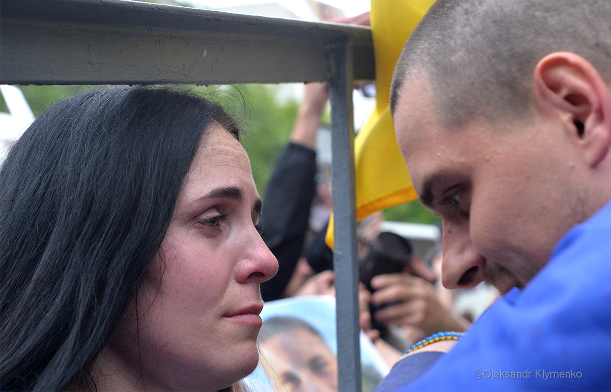 Новини Вінниці - фото з «Юра! Юра! Хтось бачив Юру?» — кричала у натовпі молода заплакана жінка: фрагмент зустрічі полонених