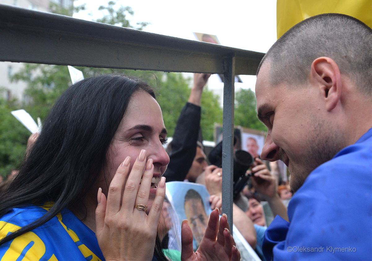 Новини Вінниці - фото з «Юра! Юра! Хтось бачив Юру?» — кричала у натовпі молода заплакана жінка: фрагмент зустрічі полонених