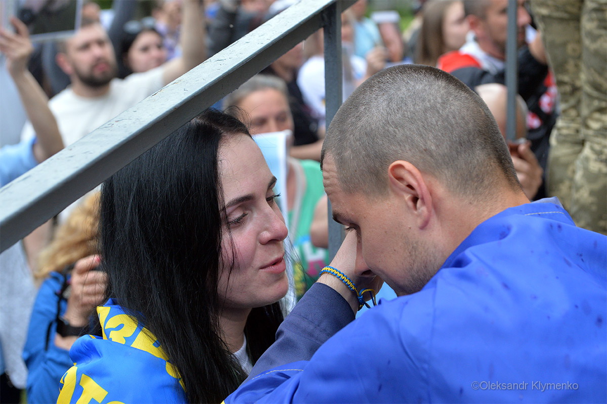 Новини Вінниці - фото з «Юра! Юра! Хтось бачив Юру?» — кричала у натовпі молода заплакана жінка: фрагмент зустрічі полонених