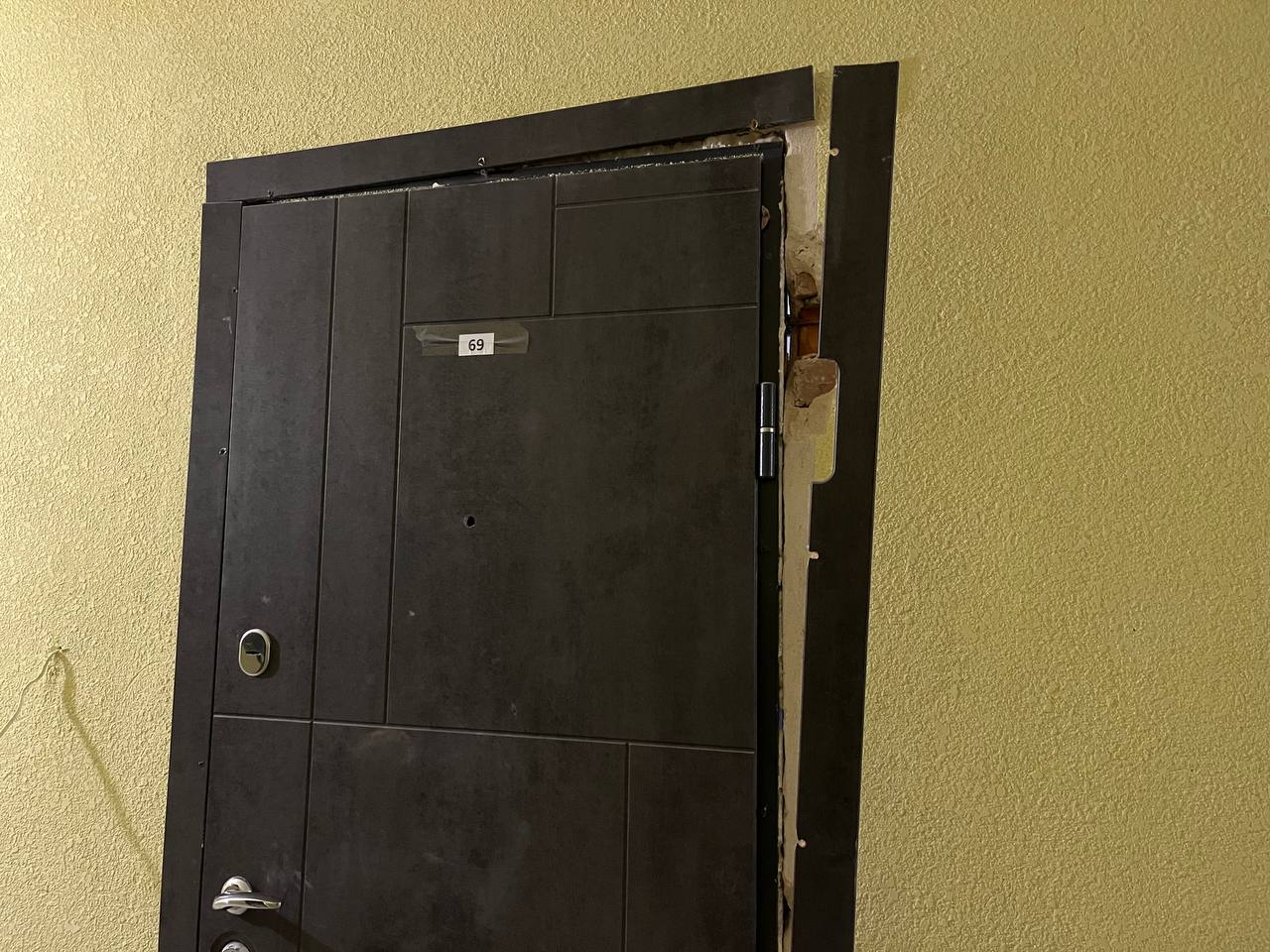 Новини Тернополя - фото з Друга доба після прильоту: тернополяни демонтують стіни, заклеюють вікна плівкою та чекають на компенсацію