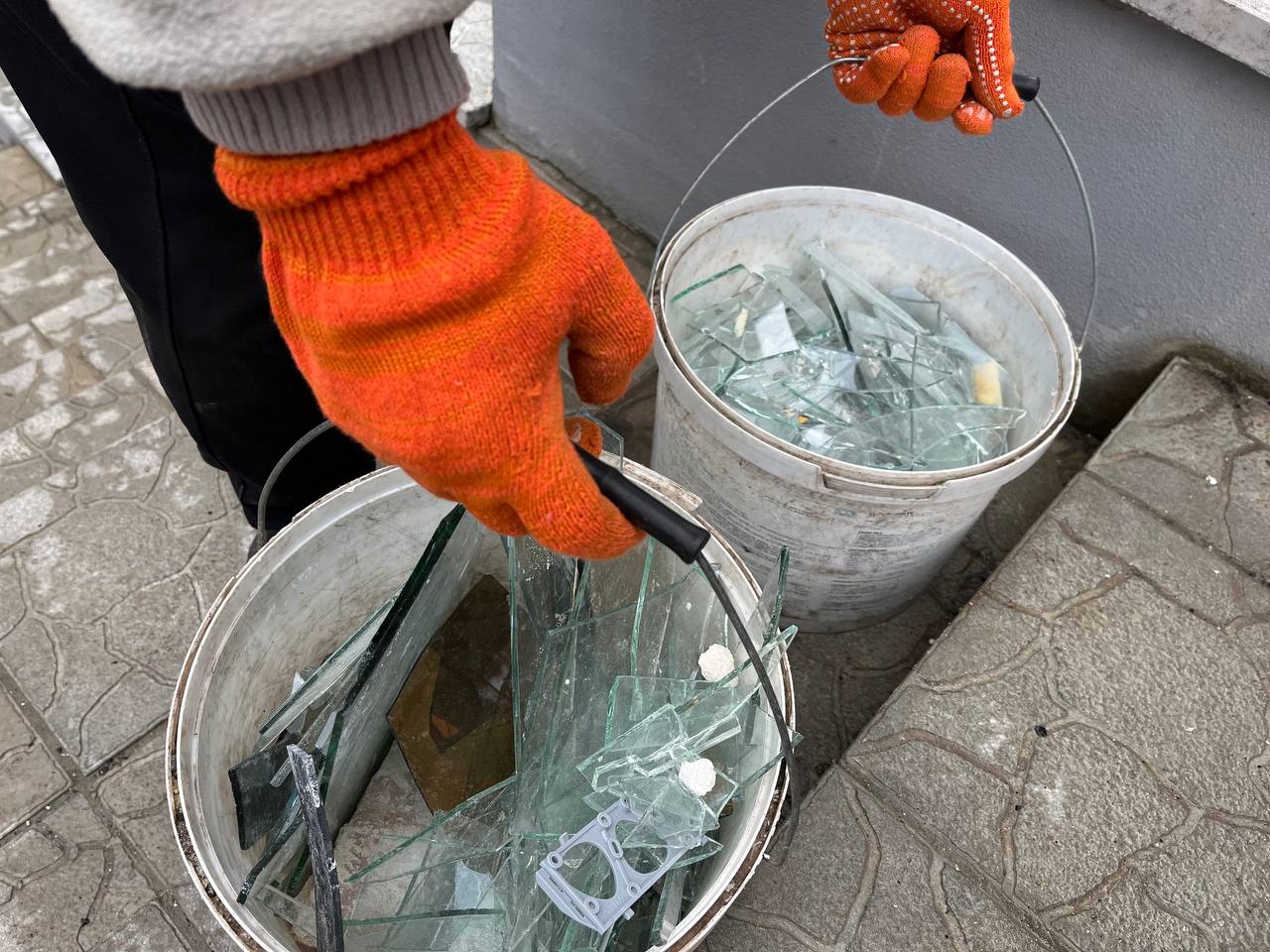 Новини Тернополя - фото з Друга доба після прильоту: тернополяни демонтують стіни, заклеюють вікна плівкою та чекають на компенсацію