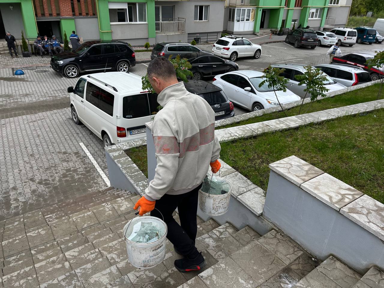 Новини Тернополя - фото з Друга доба після прильоту: тернополяни демонтують стіни, заклеюють вікна плівкою та чекають на компенсацію