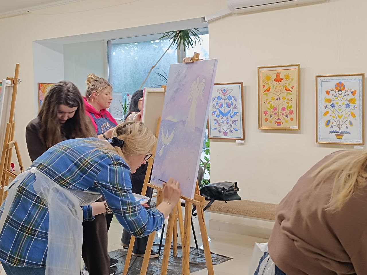 Новини Вінниці - фото з «Кожна обирала не просто фарби, а свої почуття»: у Вінниці відбувся майстер-клас для дружин Героїв