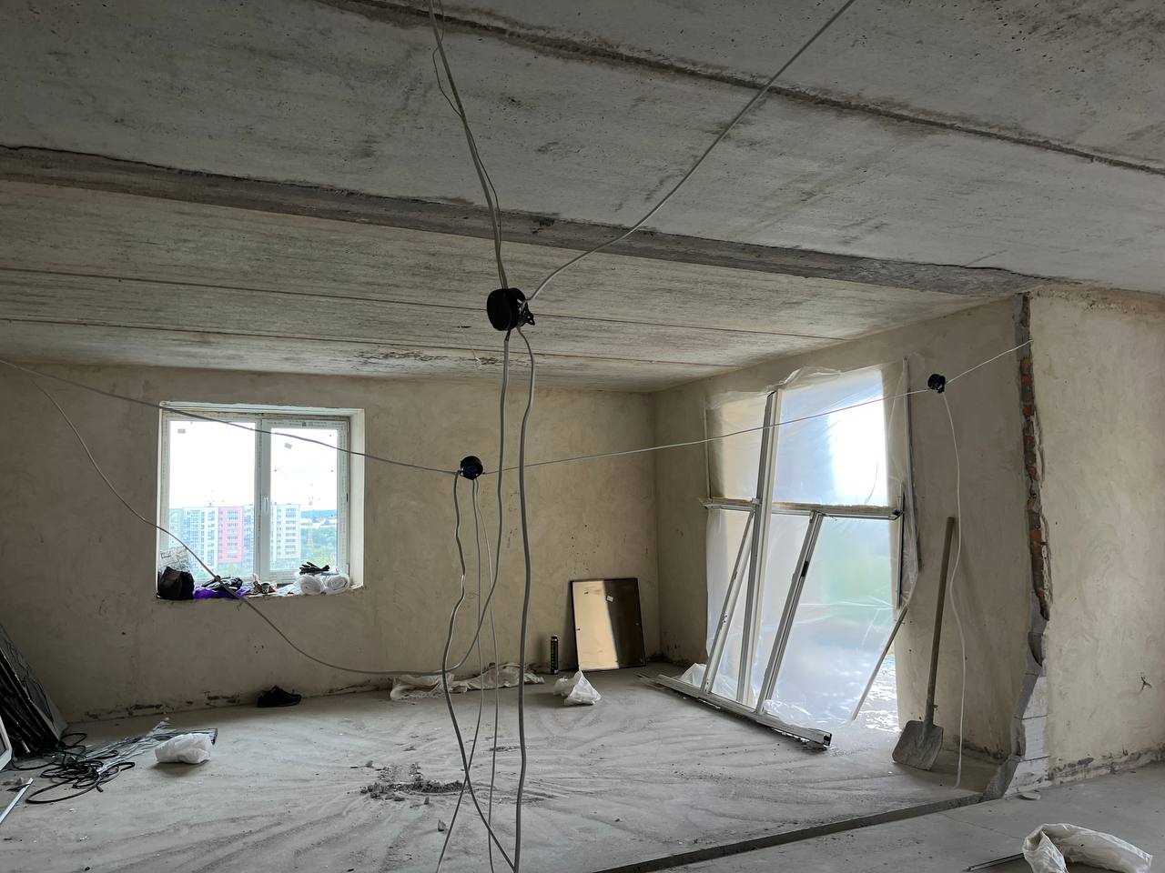 Новини Тернополя - фото з Друга доба після прильоту: тернополяни демонтують стіни, заклеюють вікна плівкою та чекають на компенсацію