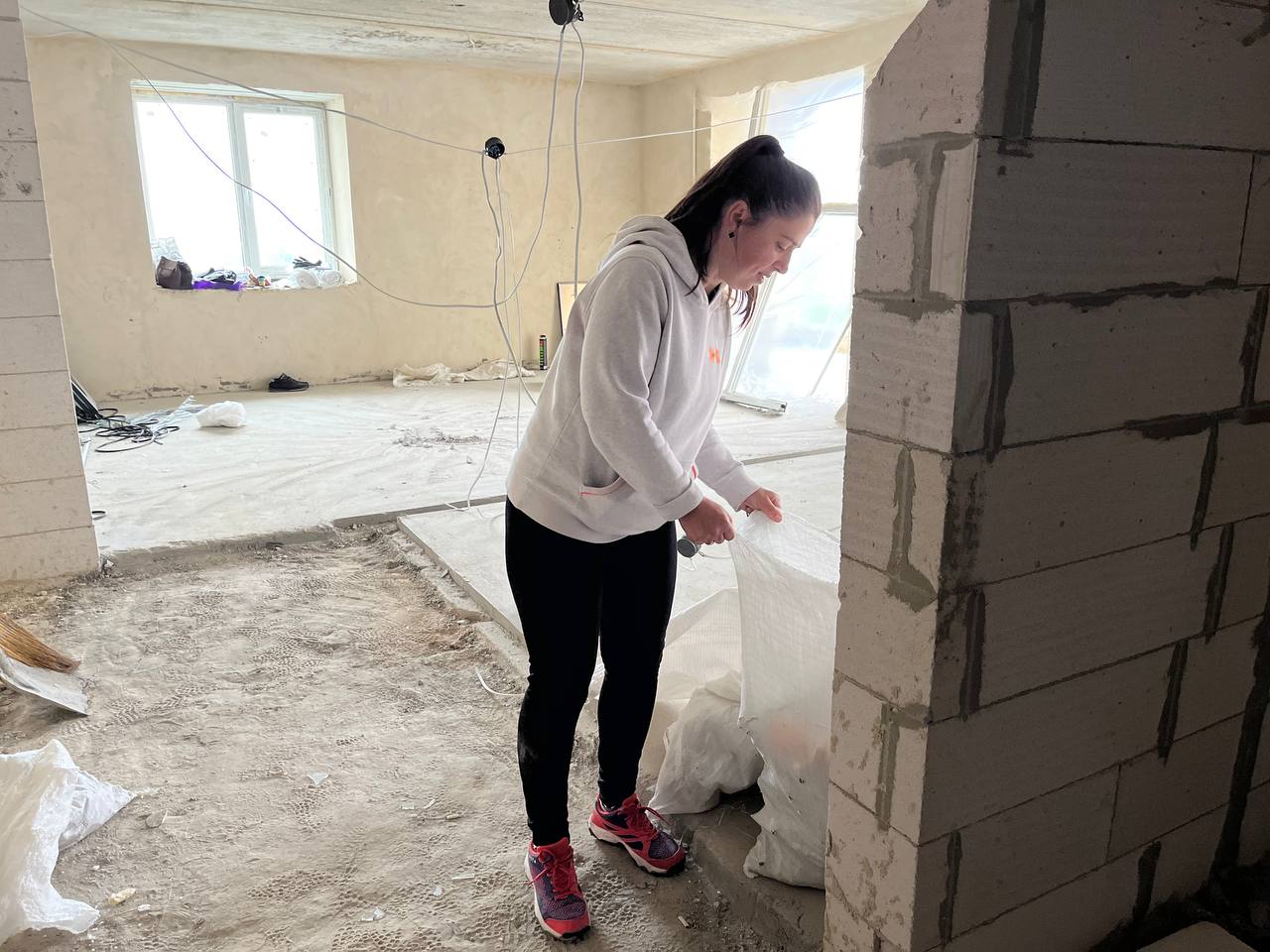 Новини Тернополя - фото з Друга доба після прильоту: тернополяни демонтують стіни, заклеюють вікна плівкою та чекають на компенсацію