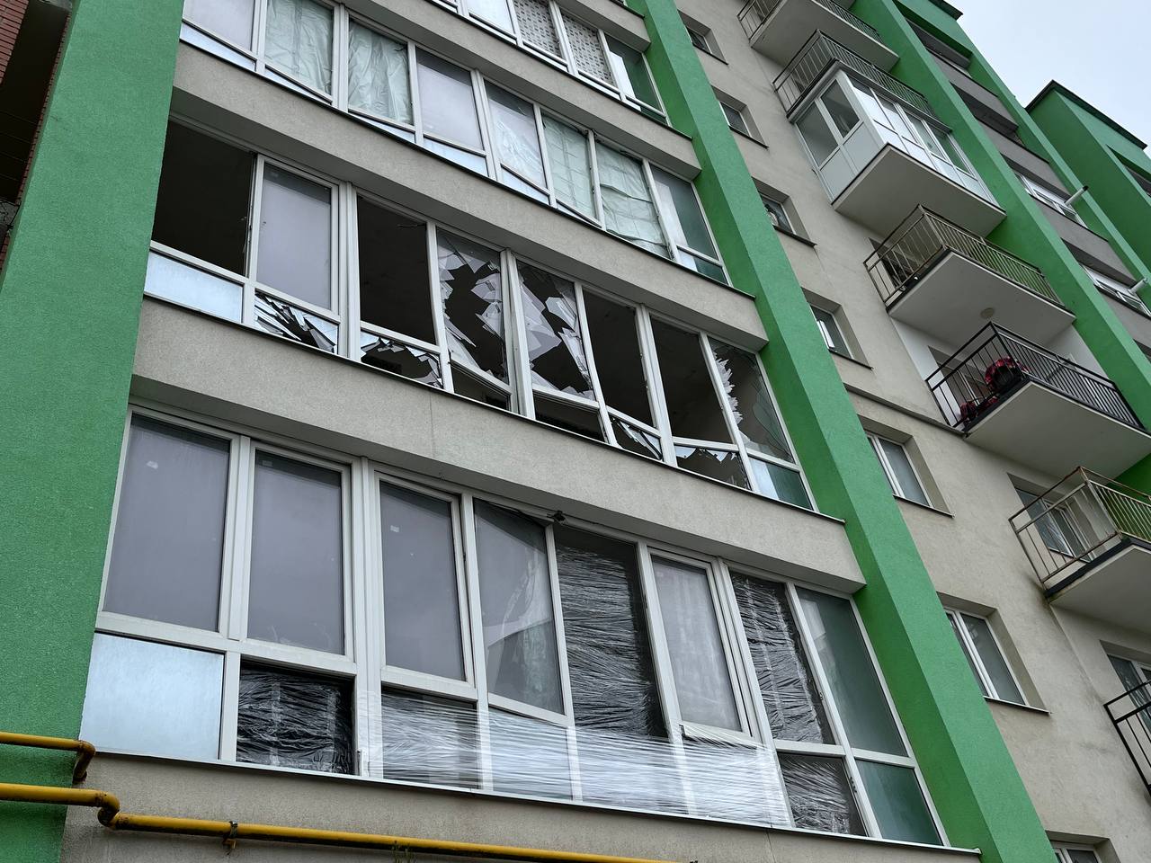 Новини Тернополя - фото з Друга доба після прильоту: тернополяни демонтують стіни, заклеюють вікна плівкою та чекають на компенсацію