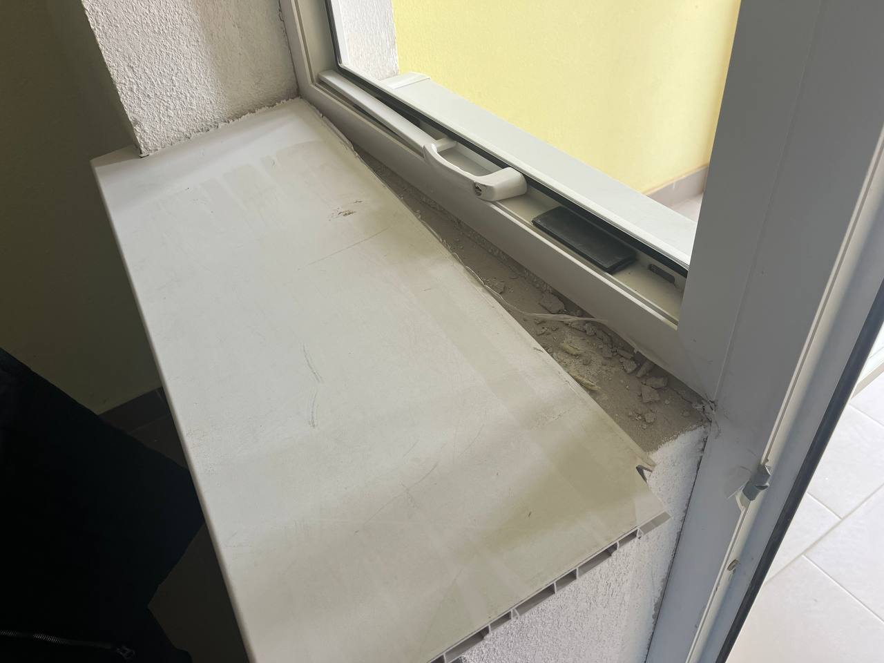 Новини Тернополя - фото з Друга доба після прильоту: тернополяни демонтують стіни, заклеюють вікна плівкою та чекають на компенсацію