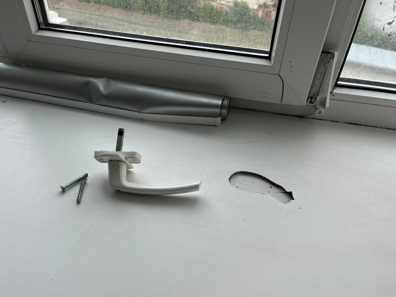 Новини Тернополя - фото з Друга доба після прильоту: тернополяни демонтують стіни, заклеюють вікна плівкою та чекають на компенсацію