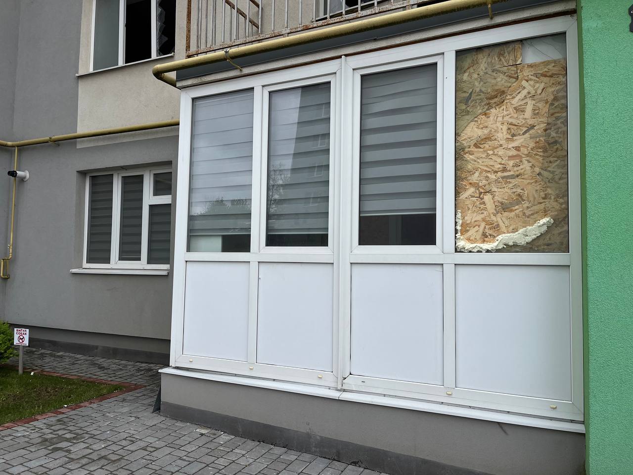 Новини Тернополя - фото з Друга доба після прильоту: тернополяни демонтують стіни, заклеюють вікна плівкою та чекають на компенсацію