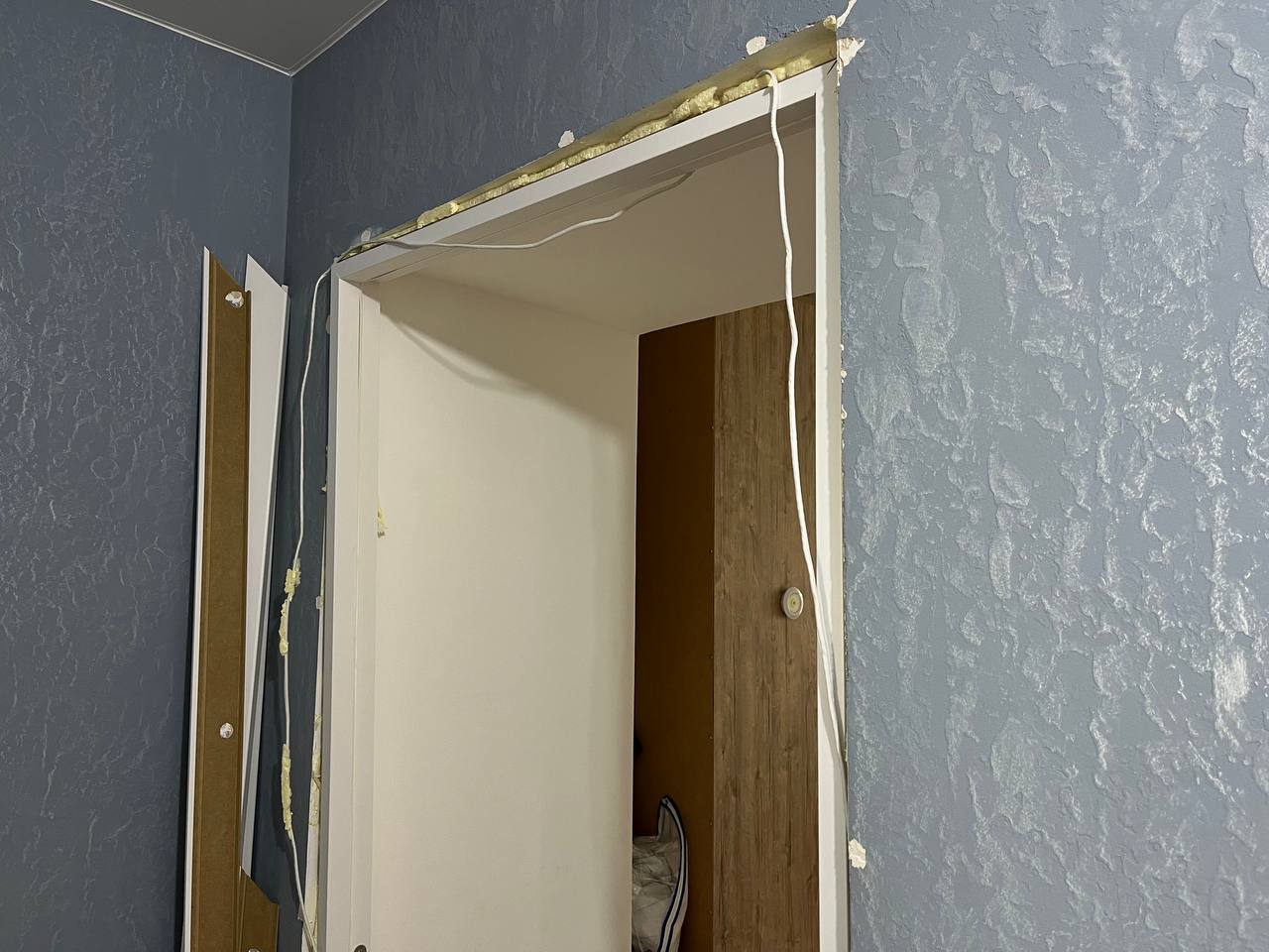 Новини Тернополя - фото з Друга доба після прильоту: тернополяни демонтують стіни, заклеюють вікна плівкою та чекають на компенсацію