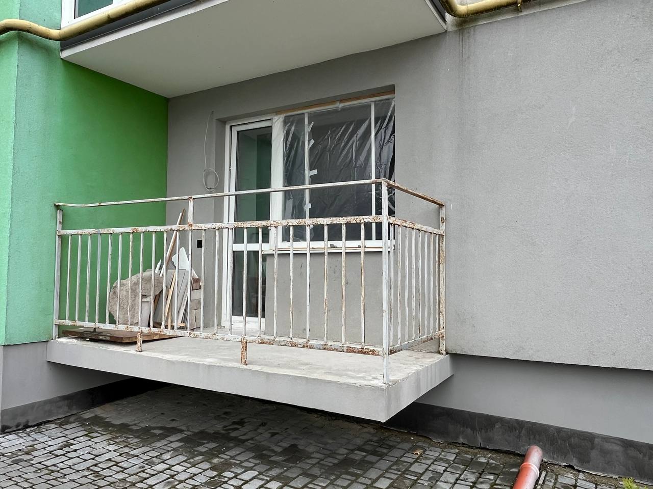 Новини Тернополя - фото з Друга доба після прильоту: тернополяни демонтують стіни, заклеюють вікна плівкою та чекають на компенсацію