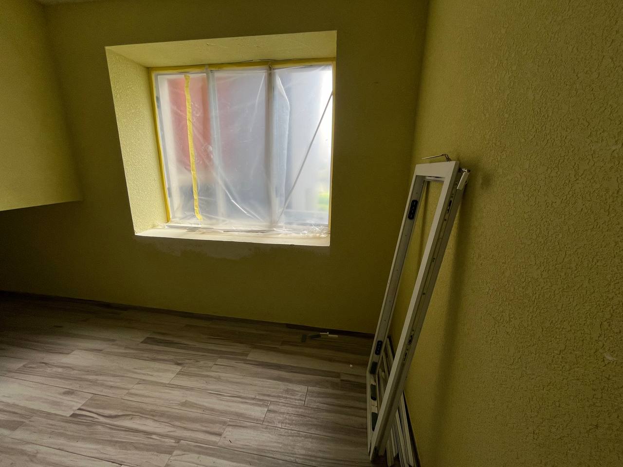 Новини Тернополя - фото з Друга доба після прильоту: тернополяни демонтують стіни, заклеюють вікна плівкою та чекають на компенсацію