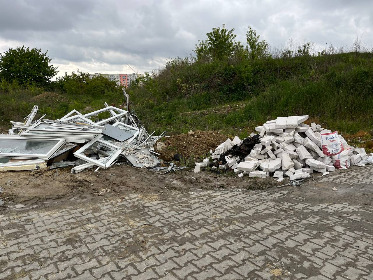 Новини Тернополя - фото з Друга доба після прильоту: тернополяни демонтують стіни, заклеюють вікна плівкою та чекають на компенсацію