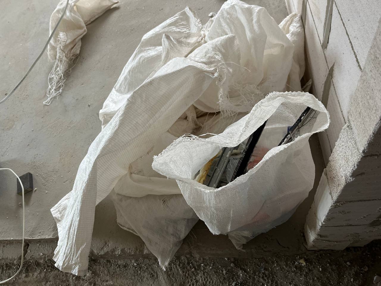 Новини Тернополя - фото з Друга доба після прильоту: тернополяни демонтують стіни, заклеюють вікна плівкою та чекають на компенсацію