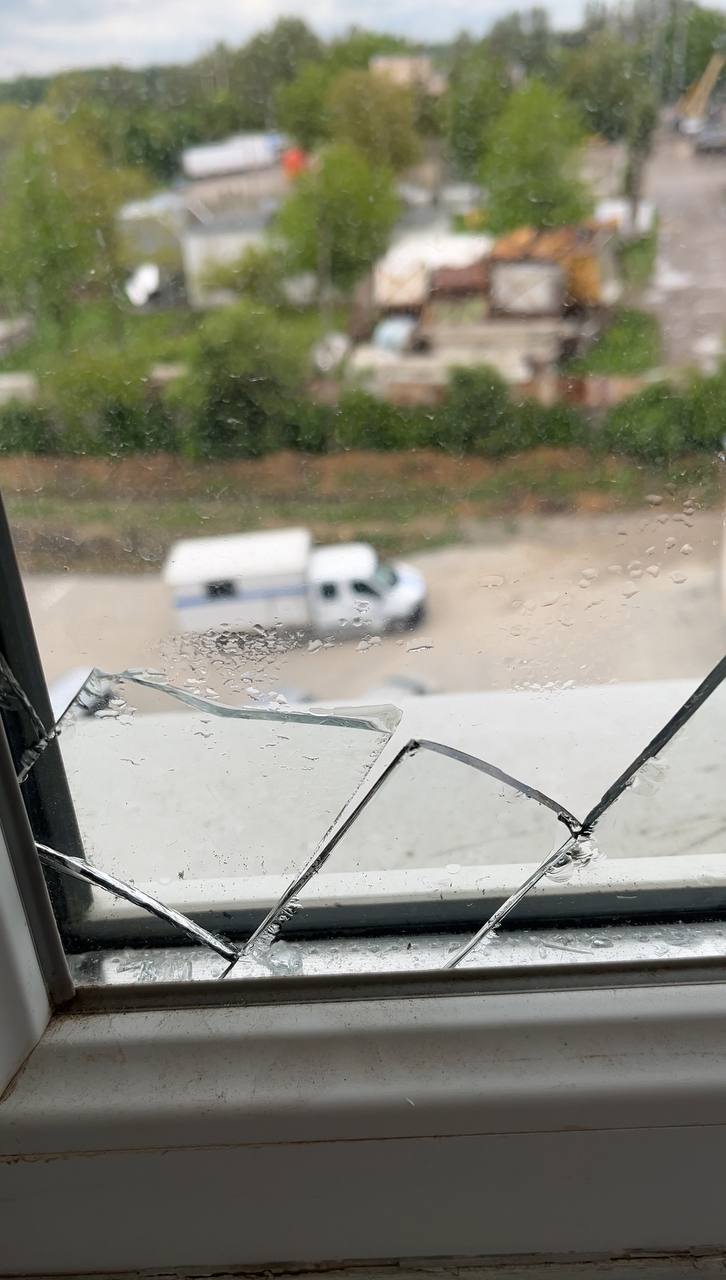 Новини Тернополя - фото з Друга доба після прильоту: тернополяни демонтують стіни, заклеюють вікна плівкою та чекають на компенсацію