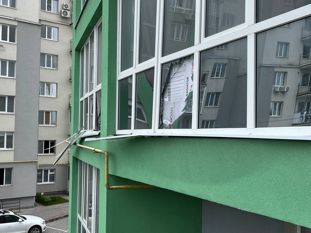 Новини Тернополя - фото з Друга доба після прильоту: тернополяни демонтують стіни, заклеюють вікна плівкою та чекають на компенсацію