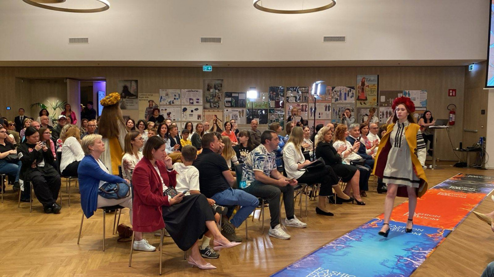 Новини Тернополя - фото з На модному показі в Італії представили колекцію одягу, які створили учні-дизайнери з Тернополя