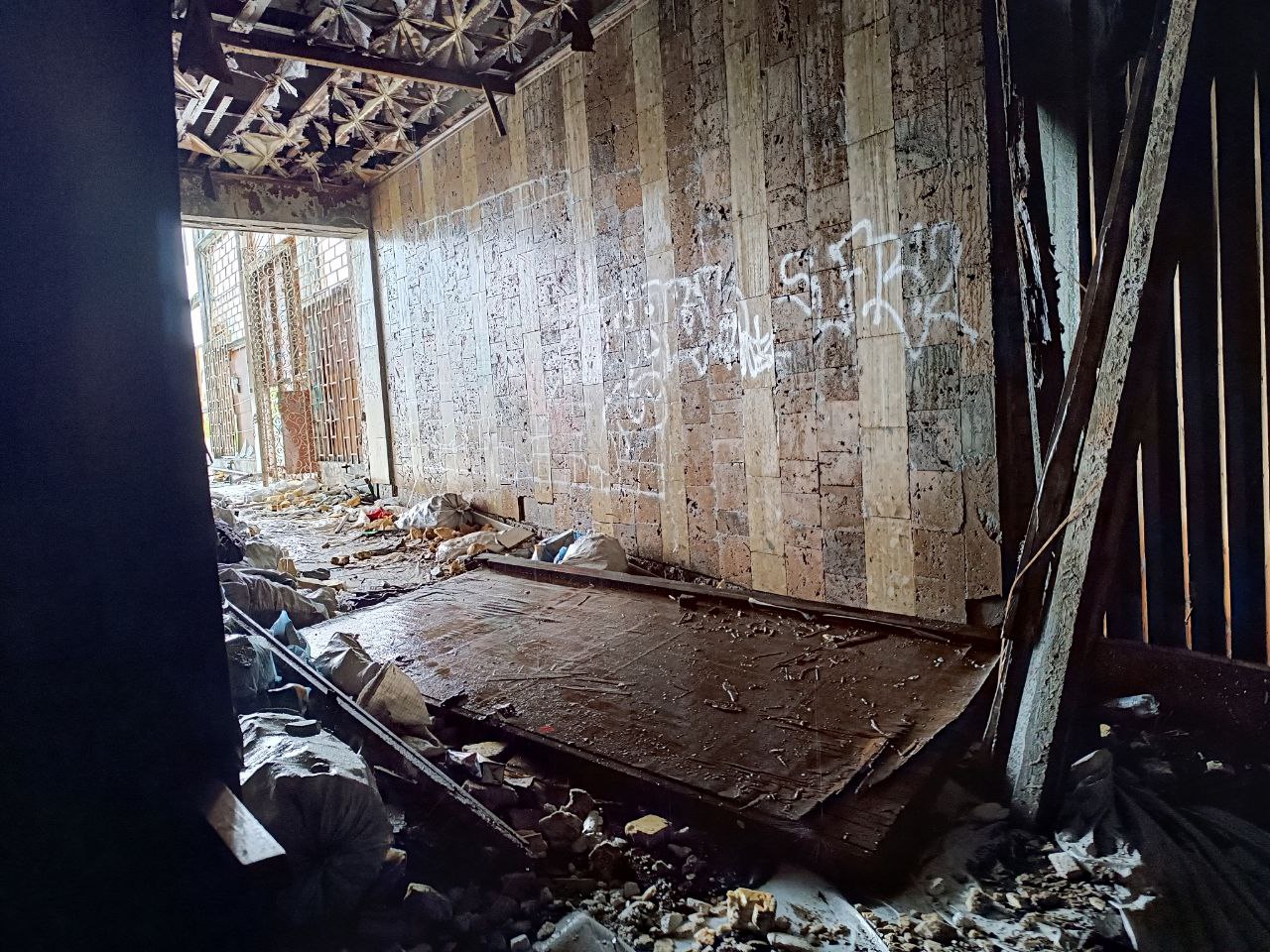 Новини Вінниці - фото з Притон у центрі Вінниці: хто відповідальний за трагедії в колишньому кінотеатрі «росія»?